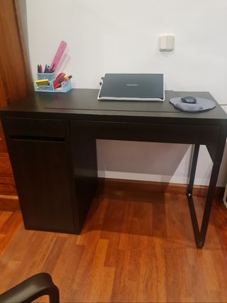 Escritorio y silla de oficina