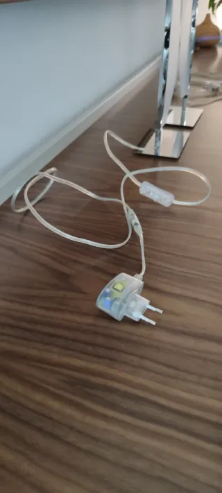 Lámparas de mesilla modernas plateadas y blancas