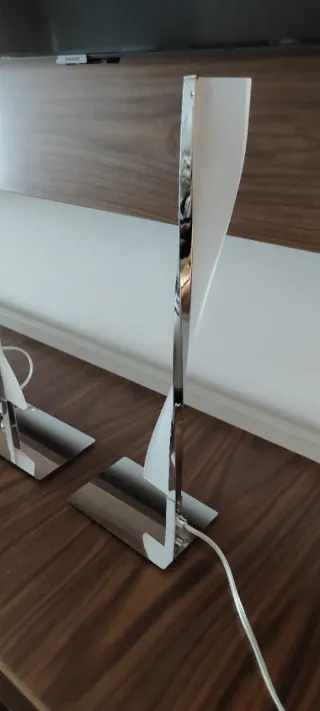 Lámparas de mesilla modernas plateadas y blancas