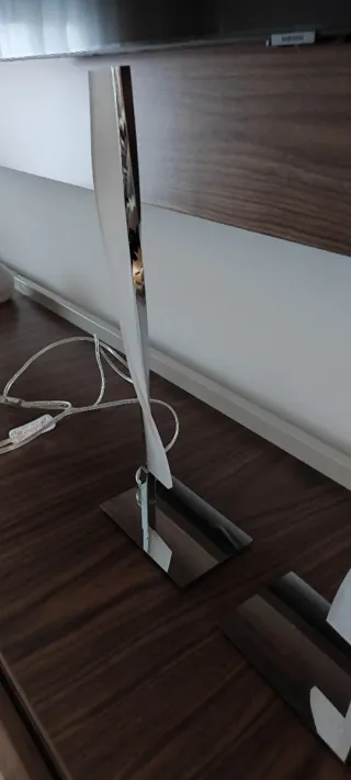 Lámparas de mesilla modernas plateadas y blancas