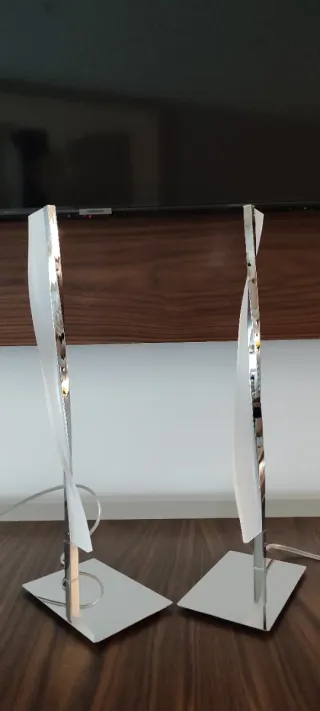 Lámparas de mesilla modernas plateadas y blancas