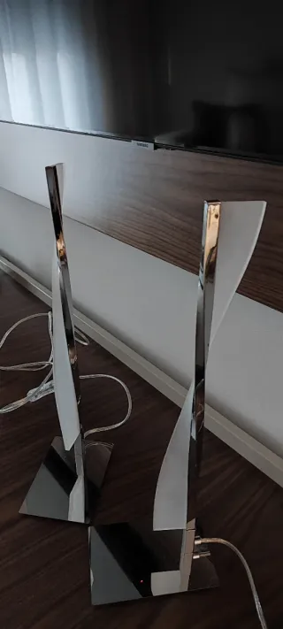 Lámparas de mesilla modernas plateadas y blancas