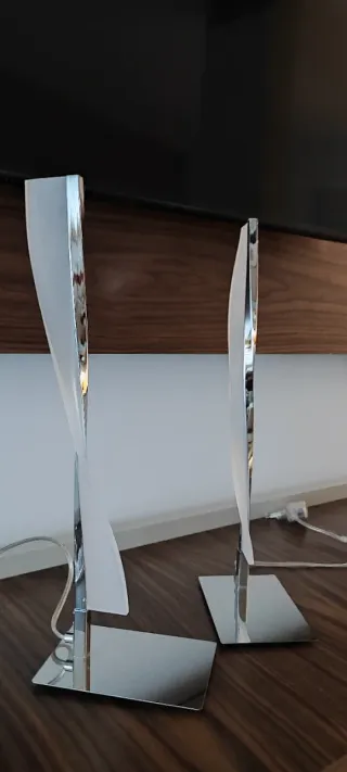 Lámparas de mesilla modernas plateadas y blancas