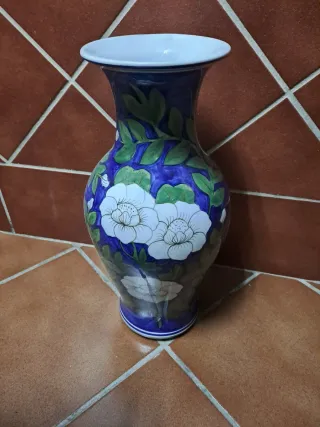 Jarrón azul con flores blancas