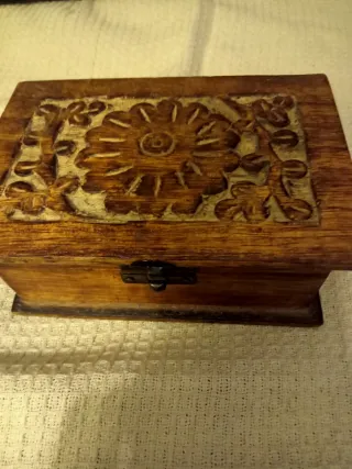 Caja joyero de madera tallada