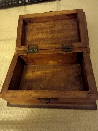 Caja joyero de madera tallada