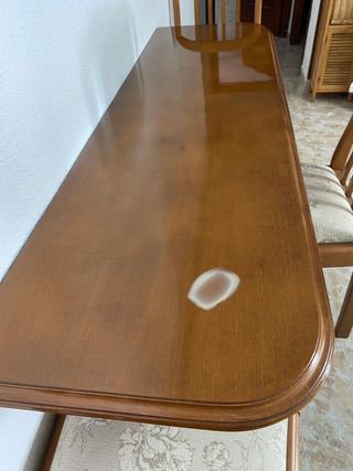 Mesa de comedor de madera