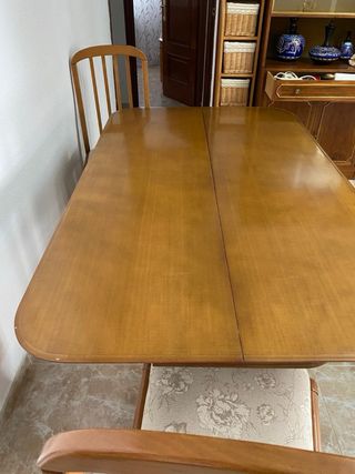 Mesa de comedor de madera