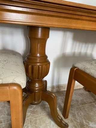 Mesa de comedor de madera