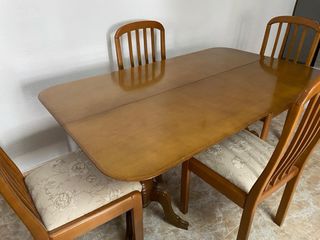 Mesa de comedor de madera