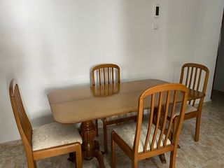 Mesa de comedor de madera