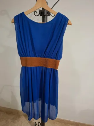 Vestido azul con cinturón marrón