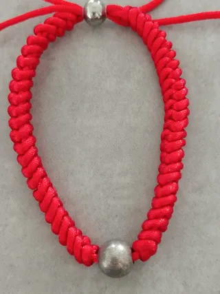 Juego de 2 pulseras rojas, plateadas y negras