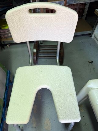 Silla de ducha beige y blanca