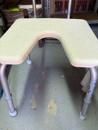 Silla de ducha beige y blanca