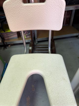 Silla de ducha beige y blanca