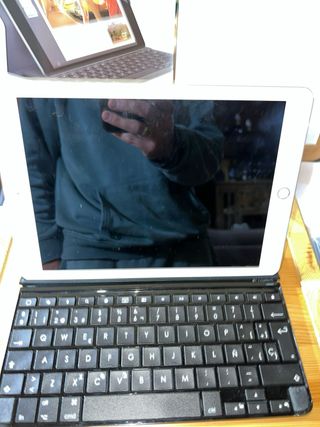 iPad Air 2 16GB + Funda Teclado Logitech.
