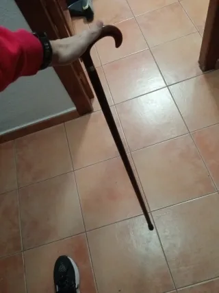 Bastón elegante con empuñadura curva