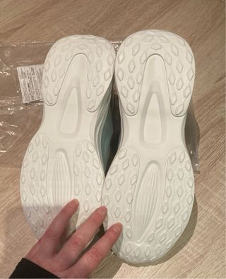 Deportivas grises y blancas