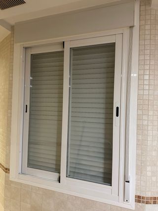 Ventana Aluminio con Cajón y Persiana