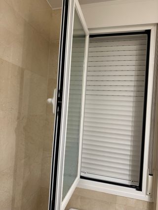 Ventana Aluminio con Cajón y Persiana