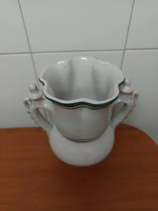 Jarrón antiguo blanco con asas