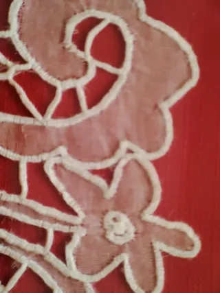 Cuadros con pañuelo bordado a mano Richelieu