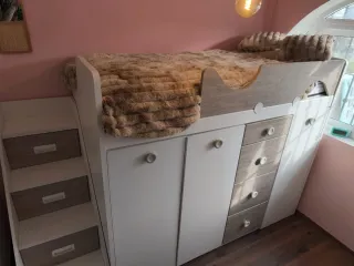 Dormitorio infantil juvenil compacto y completo.