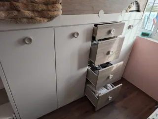 Dormitorio infantil juvenil compacto y completo.