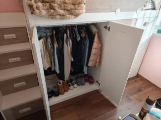 Dormitorio infantil juvenil compacto y completo.