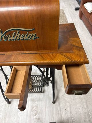 Máquina de coser Wertheim antigua.