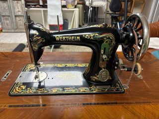 Máquina de coser Wertheim antigua.
