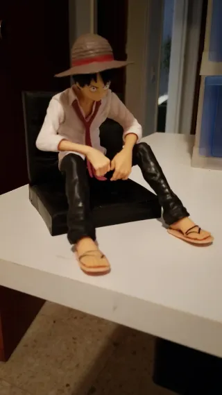 Figura Monkey D. Luffy Sentado