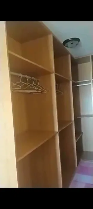 Vestidor de madera marrón