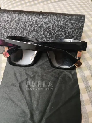 Gafas de sol Furla negras y doradas