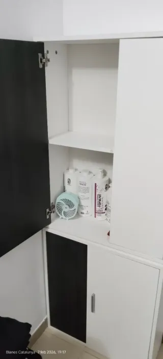 Mueble de salón blanco y negro Se retira en Blanes