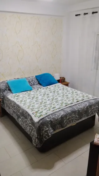 Canapé y colchón de tela y madera