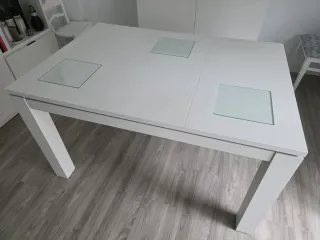 Mesa de comedor blanca con detalles de cristal