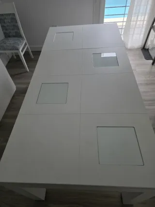 Mesa de comedor blanca con detalles de cristal