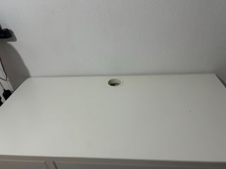 Escritorio blanco 105x50, con alguna marca del uso