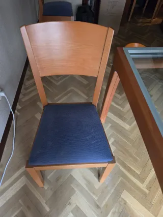 Mesa de salón con sillas