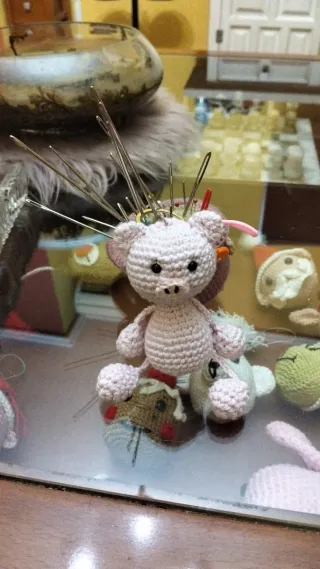 Llavero de cerdo tejido a mano