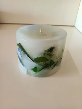 Vela decorativa blanca y multicolor