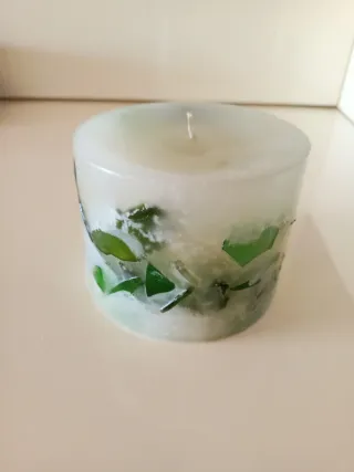 Vela decorativa blanca y multicolor