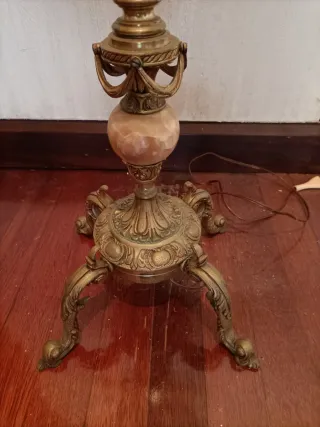 Lámpara de pie antigua de salón