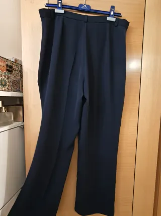 Top blanco con ribete oscuro + pantalón largo azul