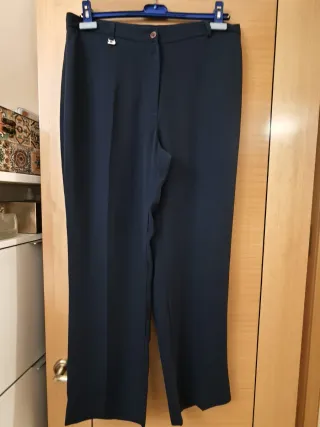 Top blanco con ribete oscuro + pantalón largo azul