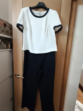 Top blanco con ribete oscuro + pantalón largo azul