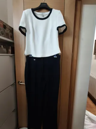 Top blanco con ribete oscuro + pantalón largo azul