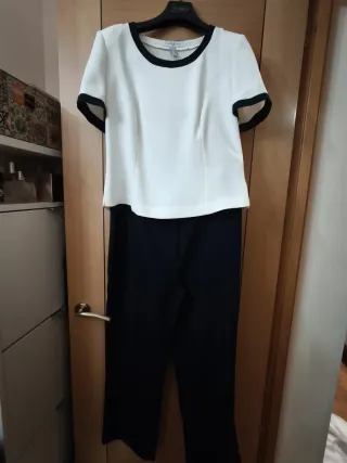 Top blanco con ribete oscuro + pantalón largo azul